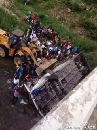 A bus carrying South Korean tourists fell off a bridge in northeast China on Wednesday. (Photo/Weibo) A bus carrying South Korean tourists fell off a bridge in northeast China on Wednesday. (Photo/Weibo)