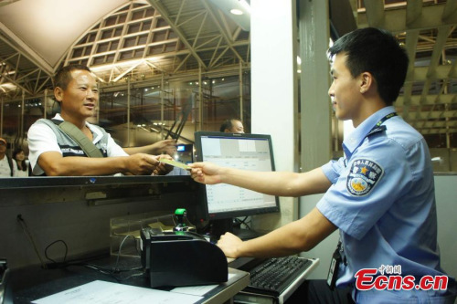 A Taiwan man passes a port in Guangzhou, South China’s Guangdong province, July 1, 2015. The man was the first to visit the mainland after the mainland removed the entry permit requirement for Taiwan residents starting from July 1. In the past, Taiwan residents had to apply for a visa-like entry permit to visit the mainland. (Photo: China News Service/Xie Daxin) A Taiwan man passes a port in Guangzhou, South China’s Guangdong province, July 1, 2015. The man was the first to visit the mainland after the mainland removed the entry permit requirement for Taiwan residents starting from July 1. In the past, Taiwan residents had to apply for a visa-like entry permit to visit the mainland. (Photo: China News Service/Xie Daxin)