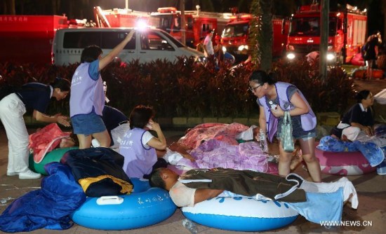 Medical staff help the injured after a fire which took place in a park in New Taipei, southeast China's Taiwan, June 27, 2015. (Photo/Xinhua) Medical staff help the injured after a fire which took place in a park in New Taipei, southeast China's Taiwan, June 27, 2015. (Photo/Xinhua)