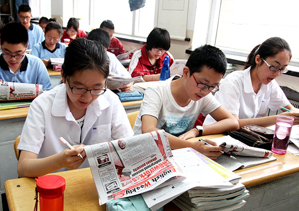 Students reading English Weekly at a senior high school in Taiyuan, the capital of Shaanxi province. Some editions garner more than 8 million readers a week, accounting for one-third of all children in China's senior high schools.(Photo by HAN Xuyang/ For China Daily) Students reading English Weekly at a senior high school in Taiyuan, the capital of Shaanxi province. Some editions garner more than 8 million readers a week, accounting for one-third of all children in China's senior high schools.(Photo by HAN Xuyang/ For China Daily)
