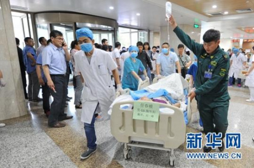 An injured passenger is transferred to No. 1 Hospital of Jilin University in Changchun, capital of northeast China's Jilin Province, July 2, 2015. (Photo: Xinhua/Zhang Nan) An injured passenger is transferred to No. 1 Hospital of Jilin University in Changchun, capital of northeast China's Jilin Province, July 2, 2015. (Photo: Xinhua/Zhang Nan)