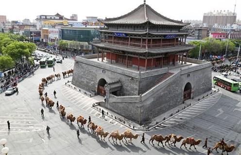 Tea merchants in a caravan from Shaanxi province pass through Zhangye, Gansu province, a stop along the ancient Silk Road, on their way to Kazakhstan in May. The caravan, consisting of 136 camels, will cover about 15,000 kilometers. (Wang Jiang/for China Daily) Tea merchants in a caravan from Shaanxi province pass through Zhangye, Gansu province, a stop along the ancient Silk Road, on their way to Kazakhstan in May. The caravan, consisting of 136 camels, will cover about 15,000 kilometers. (Wang Jiang/for China Daily)