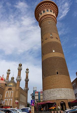 The Xinjiang International Grand Bazaar is one of the most prominent landmarks in Urumqi and one of the largest bazaars in the world. (Zhu Xingxin/China Daily) The Xinjiang International Grand Bazaar is one of the most prominent landmarks in Urumqi and one of the largest bazaars in the world. (Zhu Xingxin/China Daily)