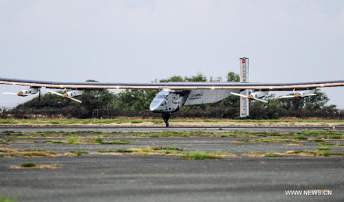 Solar Impulse 2 lands at Kalaeloa Airport in Honolulu, Hawaii, the United States, July 3, 2015. Solar Impulse 2 (SI2), the first solar-powered aircraft in an attempt to fly around the world, safely landed at Kalaeloa Airport in Honolulu, Hawaii, at 5:51 a.m. local time (1551 GMT), Friday after 118-hour non-stop flight over Pacific. (Photo: Xinhua/Zhang Chaoqun) Solar Impulse 2 lands at Kalaeloa Airport in Honolulu, Hawaii, the United States, July 3, 2015. Solar Impulse 2 (SI2), the first solar-powered aircraft in an attempt to fly around the world, safely landed at Kalaeloa Airport in Honolulu, Hawaii, at 5:51 a.m. local time (1551 GMT), Friday after 118-hour non-stop flight over Pacific. (Photo: Xinhua/Zhang Chaoqun)