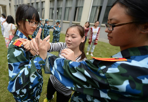 Students learn and practice self-defense skills at a school in Yangzhou, Jiangsu province, in 2014. Sexual assaults on young girls have attracted widespread public and media attention in China in recent years. (Meng Delong/for China Daily) Students learn and practice self-defense skills at a school in Yangzhou, Jiangsu province, in 2014. Sexual assaults on young girls have attracted widespread public and media attention in China in recent years. (Meng Delong/for China Daily)