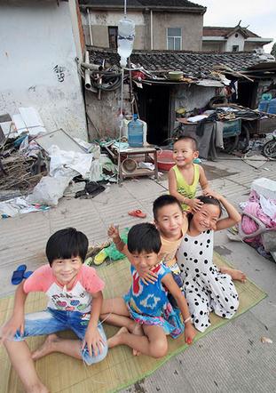 Children of migrant workers play games in Shaoxing, Zhejiang province. Experts say children such as these are at greater risk of sexual assault, and have called on parents to provide effective supervision to safeguard youngsters. (Li Ruichang/for China Daily) Children of migrant workers play games in Shaoxing, Zhejiang province. Experts say children such as these are at greater risk of sexual assault, and have called on parents to provide effective supervision to safeguard youngsters. (Li Ruichang/for China Daily)