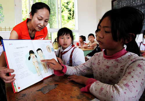 A teacher in Luzhou, Sichuan province, shows students inappropriate touching places during a class designed to raise children's awareness of how to protect themselves. (Liu Chuanfu/for China Daily) A teacher in Luzhou, Sichuan province, shows students inappropriate touching places during a class designed to raise children's awareness of how to protect themselves. (Liu Chuanfu/for China Daily)
