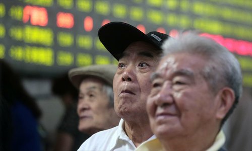 Investors nervously watch a stock trade board on Monday in Shanghai. The benchmark Shanghai Composite Index surged Monday morning following a weekend of emergency measures to shore up the slump. (Photo: Yang Hui/GT) Investors nervously watch a stock trade board on Monday in Shanghai. The benchmark Shanghai Composite Index surged Monday morning following a weekend of emergency measures to shore up the slump. (Photo: Yang Hui/GT)