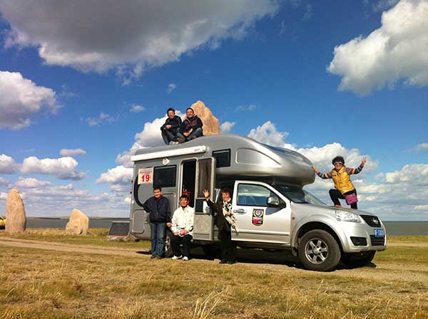 Yang Bei (right, top picture) and her family members spent 136 days touring half the world in a recreational vehicle last year. (Photo provided to China Daily) Yang Bei (right, top picture) and her family members spent 136 days touring half the world in a recreational vehicle last year. (Photo provided to China Daily)