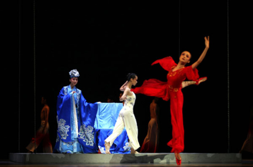 The Peony Pavilion, a romance based on a 400-year-old epic masterpiece of Kunqu opera, has been adapted into ballet by the National Ballet of China and took the stage at Lincoln Center on Wednesday night. As one of the most famous love stories in the Chinese canon, The Peony Pavilion was written as an opera by Tang Xianzu in 1598, the same year as Shakespeare's Romeo and Juliet, to which it is often compared. (Han Meng/For China Daily) The Peony Pavilion, a romance based on a 400-year-old epic masterpiece of Kunqu opera, has been adapted into ballet by the National Ballet of China and took the stage at Lincoln Center on Wednesday night. As one of the most famous love stories in the Chinese canon, The Peony Pavilion was written as an opera by Tang Xianzu in 1598, the same year as Shakespeare's Romeo and Juliet, to which it is often compared. (Han Meng/For China Daily)
