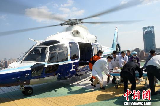 Policemen transfer injured passengers from a bus accident to a hospital in Shanghai using helicopters on Nov 3, 2014. This is the first time for the police in China to use helicopters in rescue operation. (Photo/chinanews.com) Policemen transfer injured passengers from a bus accident to a hospital in Shanghai using helicopters on Nov 3, 2014. This is the first time for the police in China to use helicopters in rescue operation. (Photo/chinanews.com)