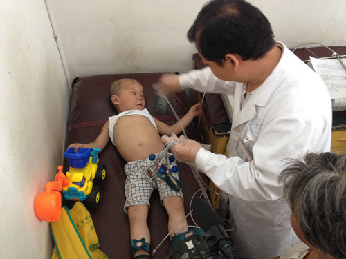 Hongbo receives a complete physical and mental examination in Puyang, Henan province, on Tuesday. (Zhang Di/for China Daily) Hongbo receives a complete physical and mental examination in Puyang, Henan province, on Tuesday. (Zhang Di/for China Daily)