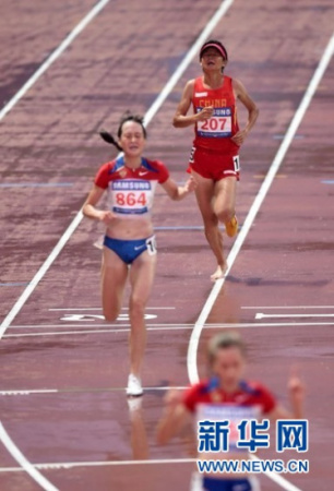Zhang won a bronze medal on Wednesday in 10,000m barefoot after her right-foot sneaker had been stripped off when her follower stepped on her heel in the middle of the race. Zhang won a bronze medal on Wednesday in 10,000m barefoot after her right-foot sneaker had been stripped off when her follower stepped on her heel in the middle of the race.