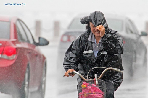 People ride in the rain in Yantai City, east China's Shandong Province, July 12, 2015. Heavy wind and rainfall appeared in Shandong due to the passing-by typhoon Chan-Hom on Sunday. (Xinhua/Tang Ke) People ride in the rain in Yantai City, east China's Shandong Province, July 12, 2015. Heavy wind and rainfall appeared in Shandong due to the passing-by typhoon Chan-Hom on Sunday. (Xinhua/Tang Ke)