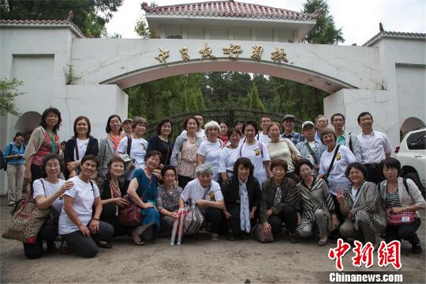 A group of 54 Japanese citizens, all now orphans, on Monday paid a visit to the graves of their adoptive Chinese parents in Fangzheng county in northeast China's Heilongjiang Province. (Photo/Yu Kun) A group of 54 Japanese citizens, all now orphans, on Monday paid a visit to the graves of their adoptive Chinese parents in Fangzheng county in northeast China's Heilongjiang Province. (Photo/Yu Kun)
