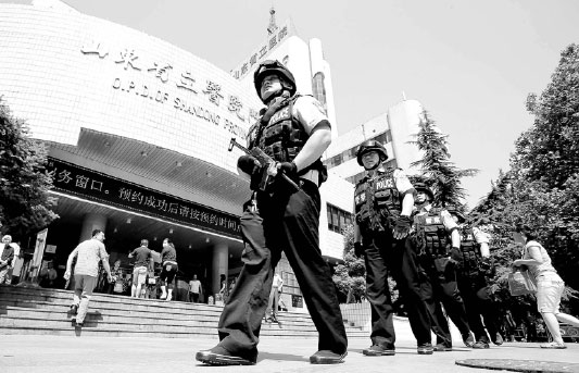 Police officers patrol outside Shandong Provincial Hospital, a major hospital in Shandong province, in June as part of an effort to prevent attacks against medical professionals and handle disputes between doctors and patients that might escalate into violence. (Xu Suhui/Xinhua) Police officers patrol outside Shandong Provincial Hospital, a major hospital in Shandong province, in June as part of an effort to prevent attacks against medical professionals and handle disputes between doctors and patients that might escalate into violence. (Xu Suhui/Xinhua)