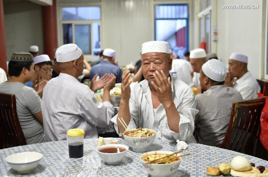Muslims prepare to have the fast-breaking meal after sunset at Xihuan Mosque during the Muslim fasting month of Ramadan in Yinchuan City, capital of northwest China's Ningxia Hui Autonomous Region , July 3, 2015. (Photo: Xinhua/Wang Peng) Muslims prepare to have the fast-breaking meal after sunset at Xihuan Mosque during the Muslim fasting month of Ramadan in Yinchuan City, capital of northwest China's Ningxia Hui Autonomous Region , July 3, 2015. (Photo: Xinhua/Wang Peng)