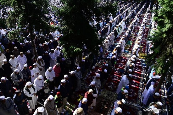 Muslims pray for celebrating the Eid al-Fitr which marks the end of Ramadan at Dongguan Mosque in Xining, capital of northwest China's Qinghai Province, July 17, 2015. (Photo: Xinhua/Zhang Hongxiang) Muslims pray for celebrating the Eid al-Fitr which marks the end of Ramadan at Dongguan Mosque in Xining, capital of northwest China's Qinghai Province, July 17, 2015. (Photo: Xinhua/Zhang Hongxiang)