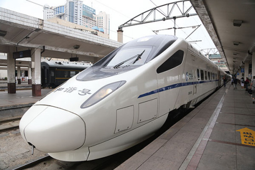 Train No D5001 leaves Harbin, Heilongjiang province, for a trial run. A new line will cut travel time drastically between Harbin and Qiqihar. (Bai Linhe/for China Daily) Train No D5001 leaves Harbin, Heilongjiang province, for a trial run. A new line will cut travel time drastically between Harbin and Qiqihar. (Bai Linhe/for China Daily)