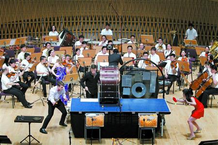 ping pong table and two professional players joined musicians on the stage.(Photo/Jiang Diwen) ping pong table and two professional players joined musicians on the stage.(Photo/Jiang Diwen)