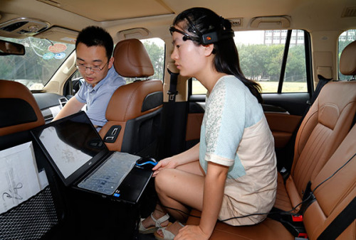 A driver wears equipment to control a car by her brain during an experiment last week at Nankai University in Tianjin. (Chen Feng/For China Daily) A driver wears equipment to control a car by her brain during an experiment last week at Nankai University in Tianjin. (Chen Feng/For China Daily)