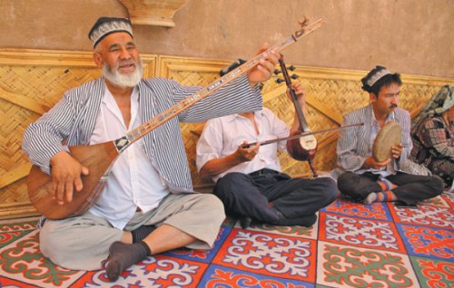 Performers play traditional musical instruments for visitors in Kashgar, the Xinjiang Uygur autonomous region, on Tuesday. (Hu Yongqi/China Daily) Performers play traditional musical instruments for visitors in Kashgar, the Xinjiang Uygur autonomous region, on Tuesday. (Hu Yongqi/China Daily)