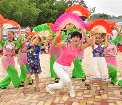 Some women and children practice a dance routine in Anyuan, Jiangxi province. (Photo by Zhong Zhijiang/For China Daily) Some women and children practice a dance routine in Anyuan, Jiangxi province. (Photo by Zhong Zhijiang/For China Daily)