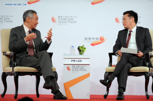 Singapore's Prime Minister Lee Hsien Loong (L) and Lianhe Zaobao's Editor Goh Sin Teck attend the closing plenary session of the FutureChina Global Forum in Singapore, on July 21, 2015. (Photo: Xinhua/Then Chih Wey) Singapore's Prime Minister Lee Hsien Loong (L) and Lianhe Zaobao's Editor Goh Sin Teck attend the closing plenary session of the FutureChina Global Forum in Singapore, on July 21, 2015. (Photo: Xinhua/Then Chih Wey)