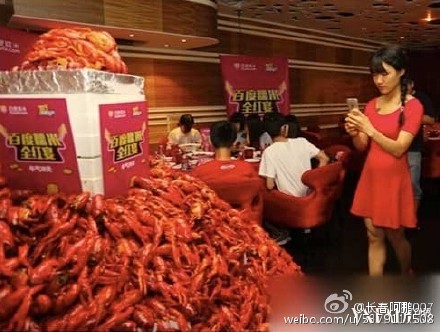 A customer takes photos of the Hot and Spicy Crayfish. (Photo/Sina Weibo) A customer takes photos of the Hot and Spicy Crayfish. (Photo/Sina Weibo)