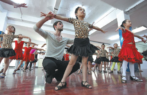 A dance teacher from Russia instructs children at an art school in Dongxiang, Jiangxi province. (Photo by He Jianghua/for China Daily) A dance teacher from Russia instructs children at an art school in Dongxiang, Jiangxi province. (Photo by He Jianghua/for China Daily)