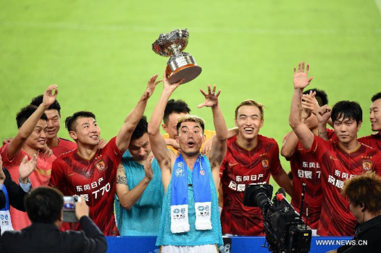 Zheng Zhi (C) of Guangzhou Evergrande celebrates with the trophy after winning the friendly football match against Bayern Munich in Guangzhou, capital of south China's Guangdong Province, July 23, 2015. Guangzhou Evergrande beat Bayern Munich 5-4 after the penalty shootout. (Photo: Xinhua/Liu Dawei) Zheng Zhi (C) of Guangzhou Evergrande celebrates with the trophy after winning the friendly football match against Bayern Munich in Guangzhou, capital of south China's Guangdong Province, July 23, 2015. Guangzhou Evergrande beat Bayern Munich 5-4 after the penalty shootout. (Photo: Xinhua/Liu Dawei)
