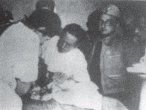 A foreign doctor operates in Guiyang during the war. (Photo Provided to China Daily) A foreign doctor operates in Guiyang during the war. (Photo Provided to China Daily)