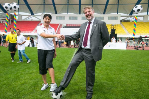 Richard Shore, Acting Regional President Jaguar Land Rover Greater China, and Tang Jiuhong, Director CSCLF Funds Department, kick-off the final. (Photo provided to chinadaily.com.cn) Richard Shore, Acting Regional President Jaguar Land Rover Greater China, and Tang Jiuhong, Director CSCLF Funds Department, kick-off the final. (Photo provided to chinadaily.com.cn)