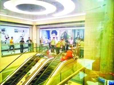 An operating escalator in a Chinese shopping mall opens a gap all of a sudden at the top, killing a 30-year-old woman. (Photo/Wuhan Evening News) An operating escalator in a Chinese shopping mall opens a gap all of a sudden at the top, killing a 30-year-old woman. (Photo/Wuhan Evening News)