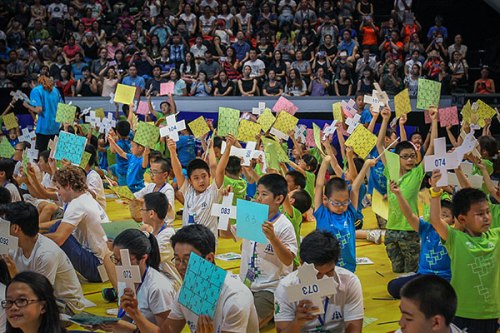Young sudoku players cheer for their upcoming success on setting a Guinness World Record by solving the largest multi-sudoku puzzle in the world in Beijing on Saturday. (Wang Zhuangfei/China Daily) Young sudoku players cheer for their upcoming success on setting a Guinness World Record by solving the largest multi-sudoku puzzle in the world in Beijing on Saturday. (Wang Zhuangfei/China Daily)