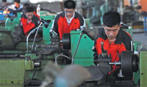 Students at a vocational school in Zouping, Shandong province, learn how to operate a lathe. (Dong Naide/for China Daily) Students at a vocational school in Zouping, Shandong province, learn how to operate a lathe. (Dong Naide/for China Daily)