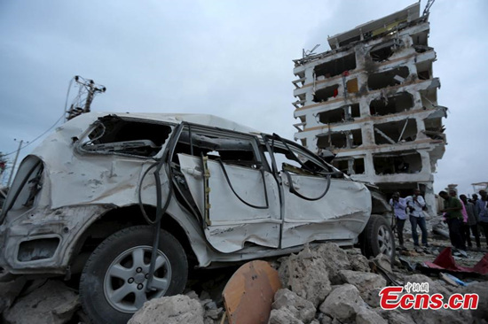 Somali government soldiers stand outside the ruins of the Jazeera hotel after an attack in Somalia's capital Mogadishu, July 26, 2015. The Chinese Embassy to Somalia was partially damaged with personnel injuries during the hotel blast.(Photo/Agencies) Somali government soldiers stand outside the ruins of the Jazeera hotel after an attack in Somalia's capital Mogadishu, July 26, 2015. The Chinese Embassy to Somalia was partially damaged with personnel injuries during the hotel blast.(Photo/Agencies)