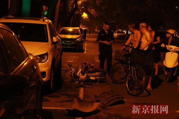 The picture shows the scene of the accident, where an Audi car hit several people in Beijing on July 29, 2015. (Photo: The Beijing News/Luqianguo) The picture shows the scene of the accident, where an Audi car hit several people in Beijing on July 29, 2015. (Photo: The Beijing News/Luqianguo)