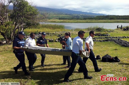 Officials examine debris found washed up on Reunion island east of Madagascar to determine if it is related to the missing MH370. The debris found in the western Indian Ocean on Wednesday appears to be part of a Boeing 777, the same model as Malaysia Airlines Flight 370 that disappeared in 2014. (Photo/Agencies) Officials examine debris found washed up on Reunion island east of Madagascar to determine if it is related to the missing MH370. The debris found in the western Indian Ocean on Wednesday appears to be part of a Boeing 777, the same model as Malaysia Airlines Flight 370 that disappeared in 2014. (Photo/Agencies)