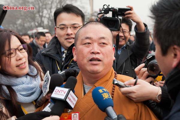 Shi Yongxin is surrounded by journalists as he attends the National People's Congress in March, 2012. (File photo/China.org.cn) Shi Yongxin is surrounded by journalists as he attends the National People's Congress in March, 2012. (File photo/China.org.cn)
