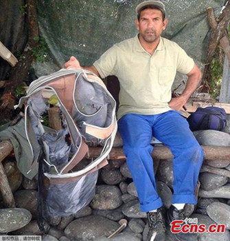 Johnny Begue, a member of a local shore cleaning association, poses on July 30, 2015 in Saint-Andre, French Indian Ocean island of La Reunion, with the remain of a suitcase found the day before on the same site where he and his fellow association members also found a two-metre (six-foot) long piece of plane wreckage that could be from the missing flight MH370. (Photo provided to China News Service) Johnny Begue, a member of a local shore cleaning association, poses on July 30, 2015 in Saint-Andre, French Indian Ocean island of La Reunion, with the remain of a suitcase found the day before on the same site where he and his fellow association members also found a two-metre (six-foot) long piece of plane wreckage that could be from the missing flight MH370. (Photo provided to China News Service)