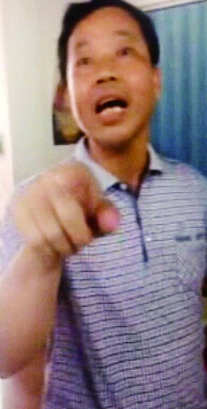 Xiong Aichun quarrels with staff members at the Internet company. (Photo/Beijing Morning Post) Xiong Aichun quarrels with staff members at the Internet company. (Photo/Beijing Morning Post)