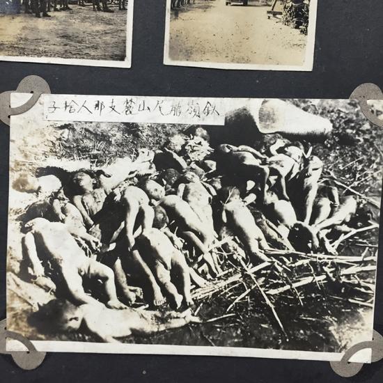 Historical photo shows dead bodies of Chinese children are piled up in a heap. (Photo provided to China Youth Daily)