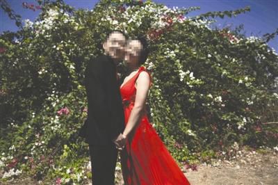 Two of the couple's pre-wedding photos. (Photo from Weibo) Two of the couple's pre-wedding photos. (Photo from Weibo)