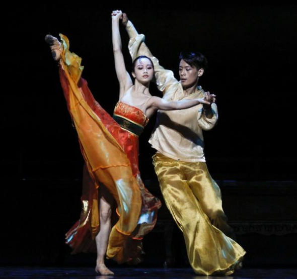 The love story of the Emperor Xuanzong for his concubine Yang Yuhuan is retold through modern ballet at the Shanghai Grand Theater. (Photo/CNTV) The love story of the Emperor Xuanzong for his concubine Yang Yuhuan is retold through modern ballet at the Shanghai Grand Theater. (Photo/CNTV)