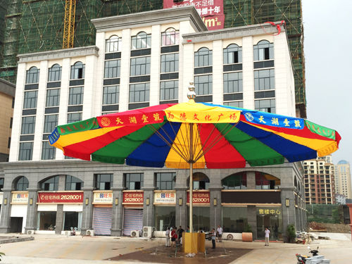 The umbrella weighing 5.7 tonnes and standing in a plaza covers an area of 418 square meters。 The umbrella weighing 5.7 tonnes and standing in a plaza covers an area of 418 square meters。