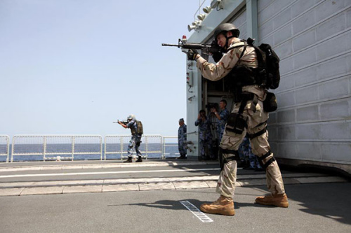 Chinese and U.S. soldiers participate in joint counter-piracy exercise on the missile destroyer Harbin of Chinese navy in the Gulf of Aden, in this Aug 25, 2013 file photo. (Photo/Xinhua)