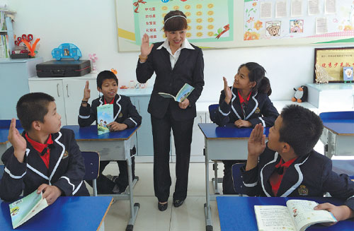 Li Xiaoyu, who specializes in teaching children with disabilities, interacts with students during a Chinese class at Jixi Special Education School in Heilongjiang province last year. (Provided to China Daily) Li Xiaoyu, who specializes in teaching children with disabilities, interacts with students during a Chinese class at Jixi Special Education School in Heilongjiang province last year. (Provided to China Daily)