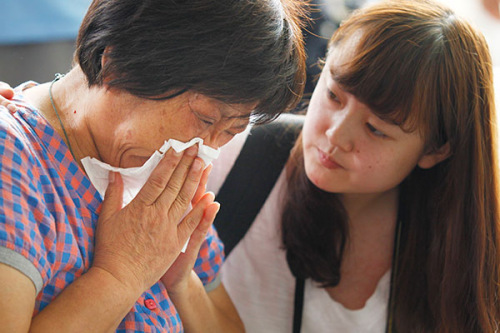 Hao Yuexin, 63, cries after Malaysian Prime Minister Najib Razak announced that experts conclusively confirmed that the debris found on Reunion Island was from MH370. Hao's son, Zhang Jianwu, was onboard the aircraft.(Photo by Zhu Xingxin/China Daily) Hao Yuexin, 63, cries after Malaysian Prime Minister Najib Razak announced that experts conclusively confirmed that the debris found on Reunion Island was from MH370. Hao's son, Zhang Jianwu, was onboard the aircraft.(Photo by Zhu Xingxin/China Daily)