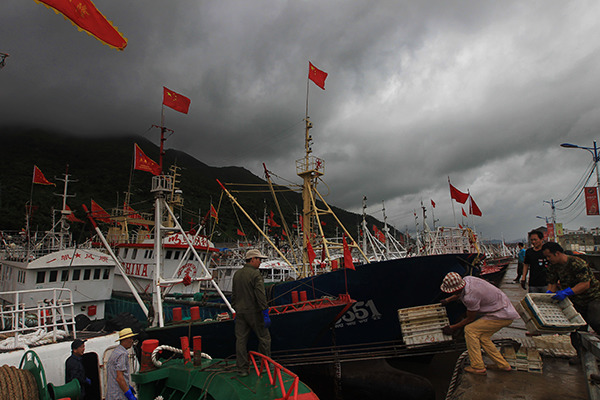 Fishermen in Wenzhou, Zhejiang province, unload their goods at a harbor on Friday as Typhoon Soudelor nears. (Photo: China Daily/Su Qiao) Fishermen in Wenzhou, Zhejiang province, unload their goods at a harbor on Friday as Typhoon Soudelor nears. (Photo: China Daily/Su Qiao)